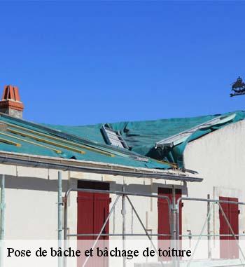 La pose de bâche de toiture pour une protection provisoire de la maison