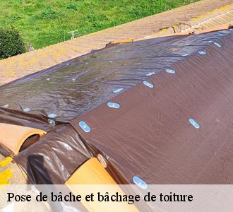 La pose de bâche de toiture pour une protection provisoire de la maison